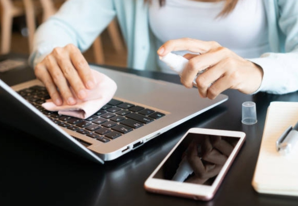 how to clean your laptop