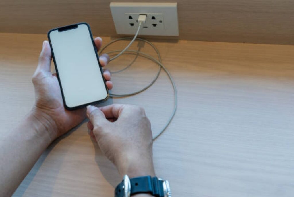 How to Troubleshoot Common Smartphone Charging Issues