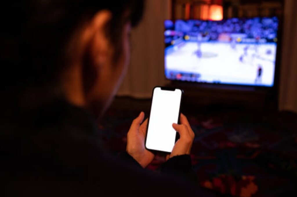 screen mirroring tips, mirror Android to TV, iPhone to smart TV     