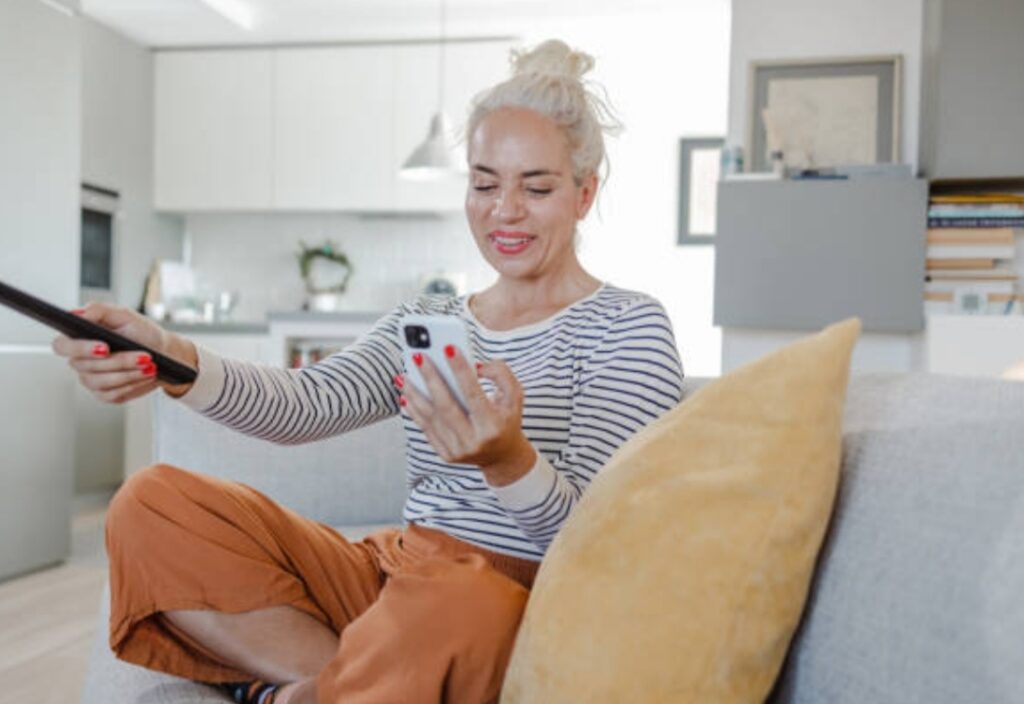 screen mirroring tips, mirror Android to TV, iPhone to smart TV     